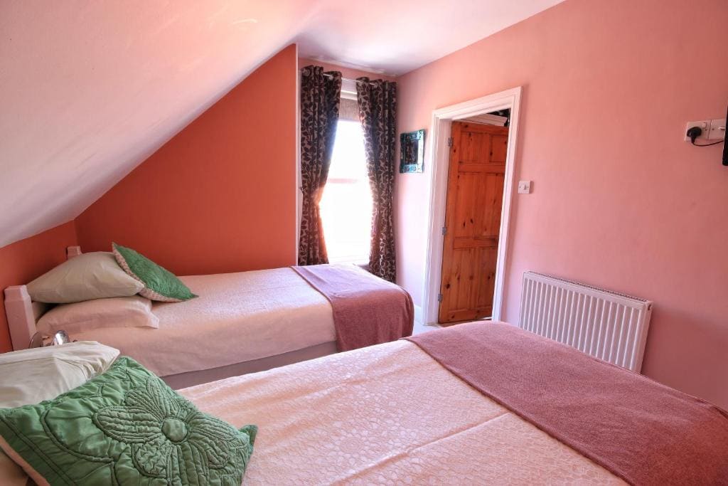 Classic Quadruple Room room - Image 2