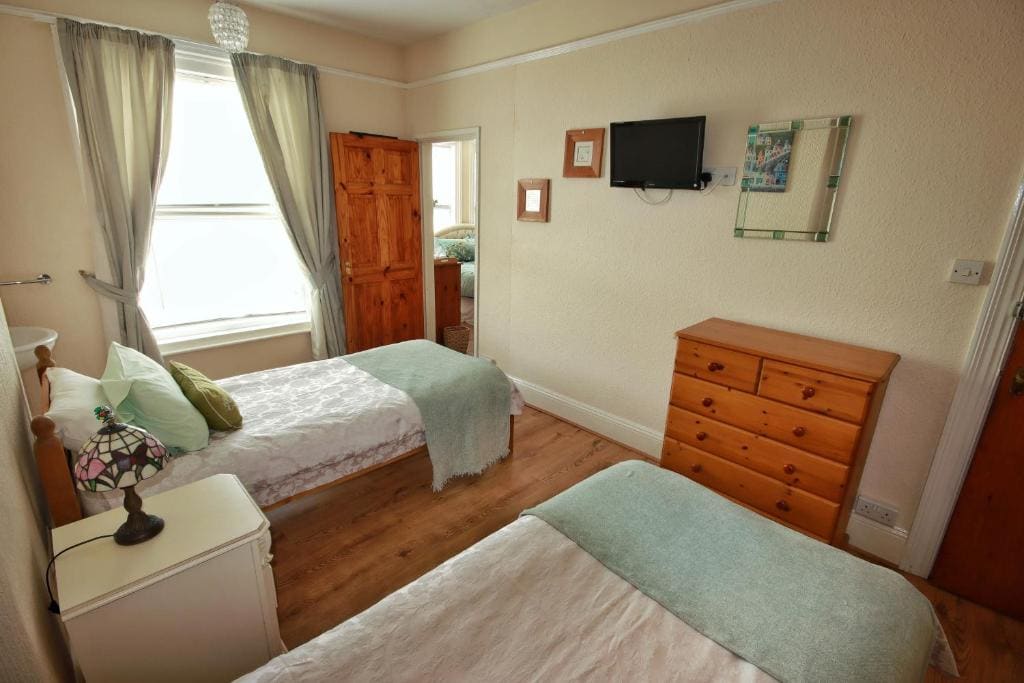 Superior Quadruple Room room - Image 3