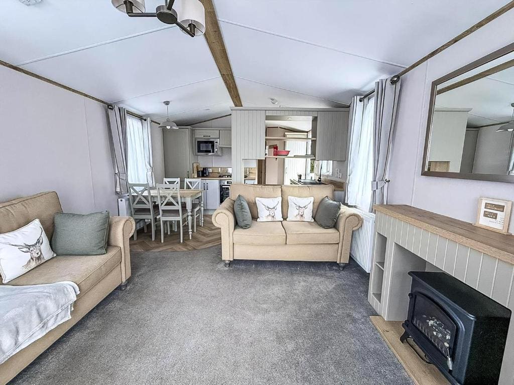 Mobile Home room - Image 2
