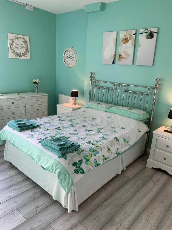 Deluxe Double Room with Shower room - Image 3