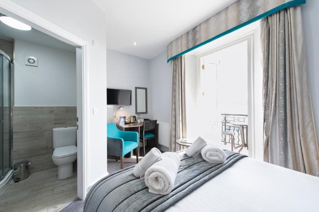 Double Room with Sea View room - Image 2