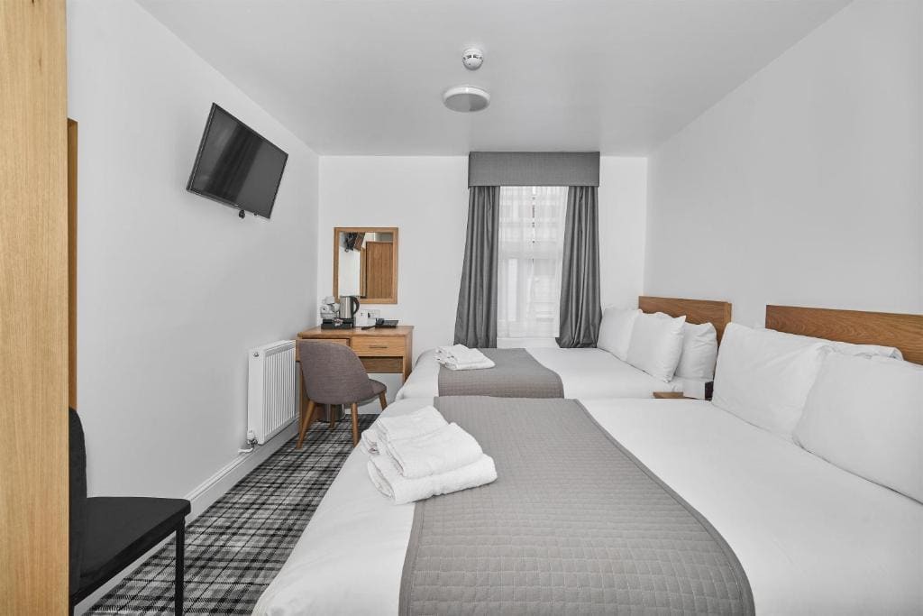 Family Room with Two Double Beds room - Image 1