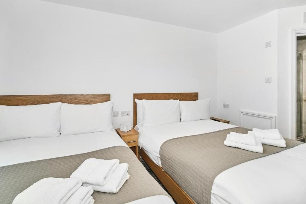 Family Room with Double and Single Beds - Non-Smoking room - Image 1