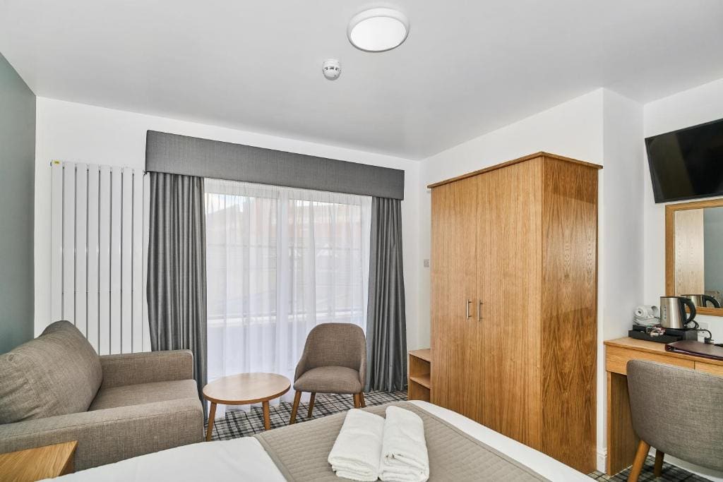 Two-Bedroom King Apartment with Two Sofa Beds, Balcony and Kitchen - Non-Smoking room - Image 3
