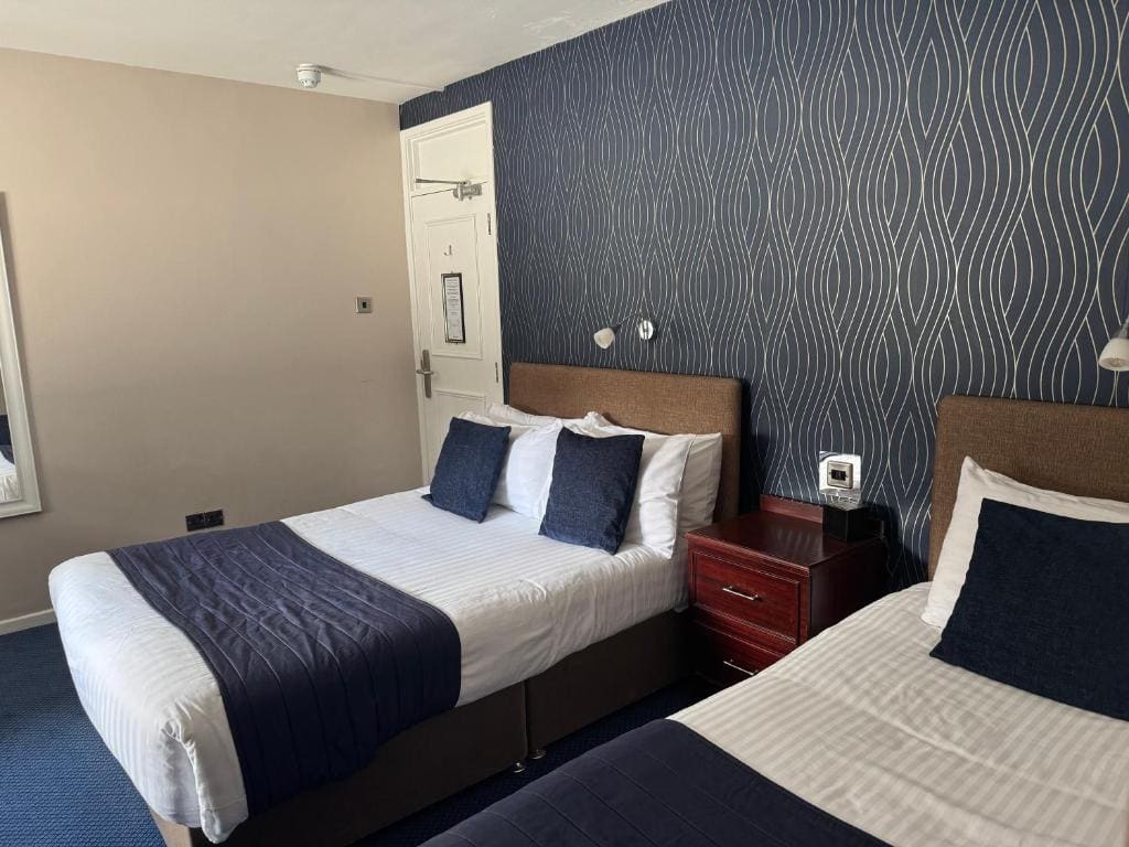 Family Room with Double and Two Single Beds room - Image 2