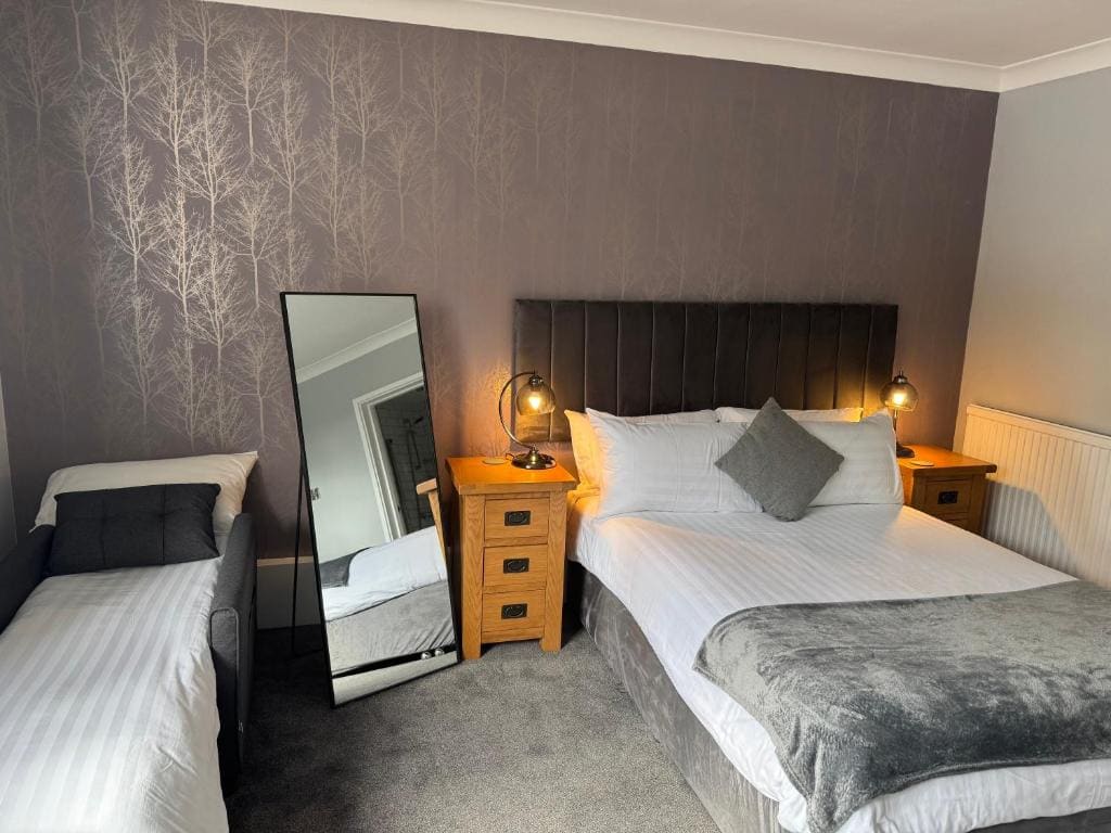 Family Room with Double and Single Beds room - Image 2