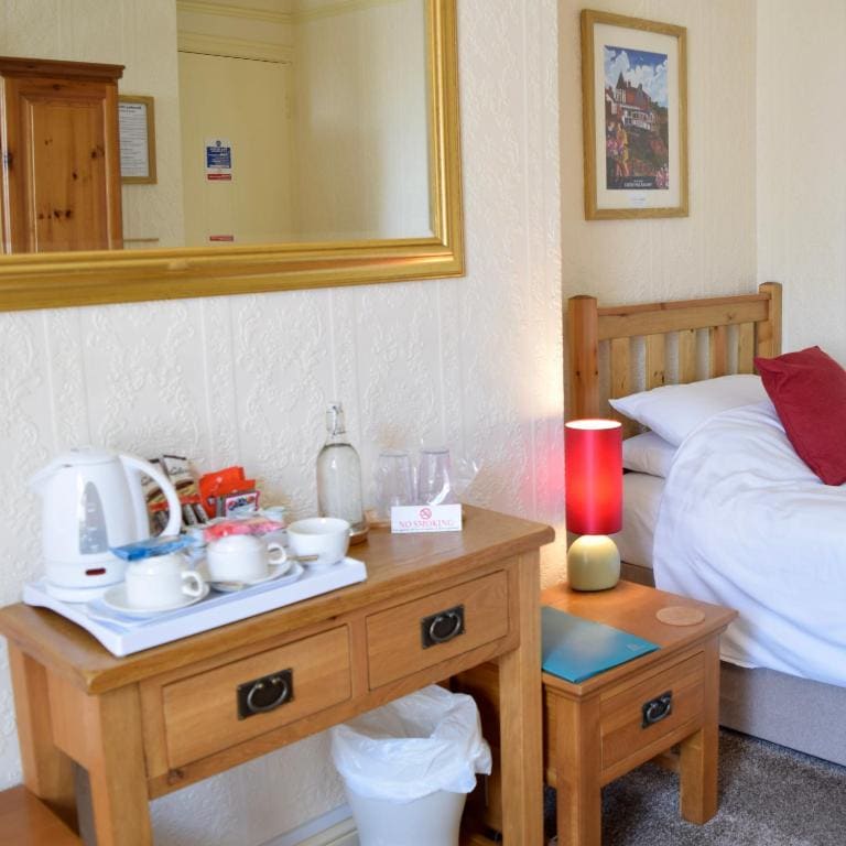 Twin Room with Shower room - Image 2