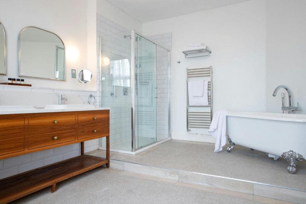 Grand Deluxe Larger King Room with Garden View room - Image 2