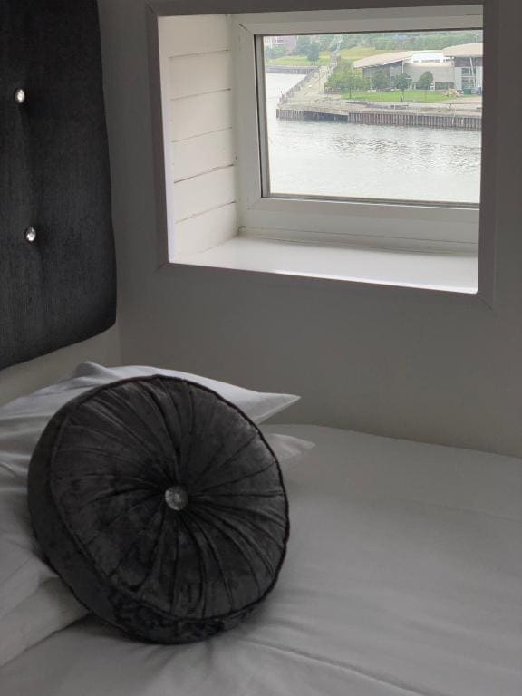 Deluxe Twin Room with River View & Skylight room - Image 2