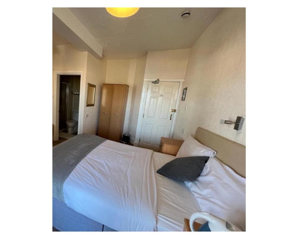 Standard Triple Room room - Image 2