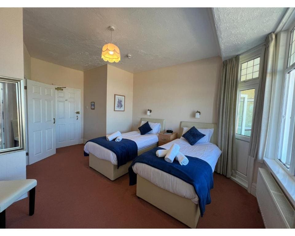 Standard Twin Room room - Image 1