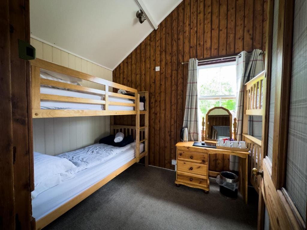 External Private Bunkhouse sleeps 6 in two rooms with Bunk beds room - Image 3
