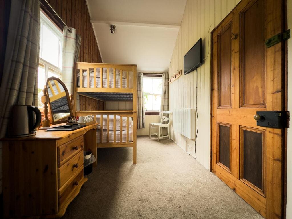 External Private Bunkhouse sleeps 6 in two rooms with Bunk beds room - Image 1