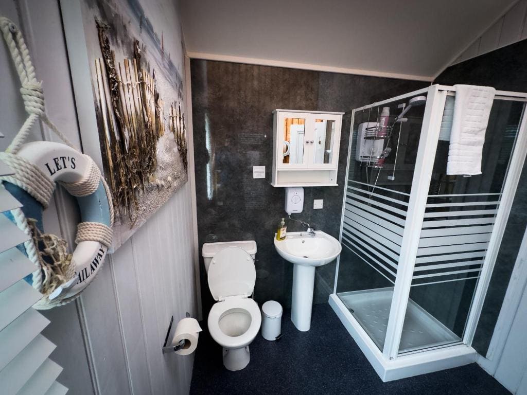 External Private Bunkhouse sleeps 6 in two rooms with Bunk beds room - Image 2