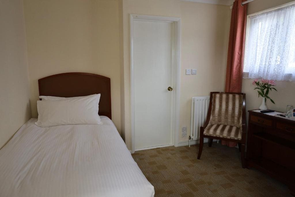Single Room with Bathroom room - Image 2