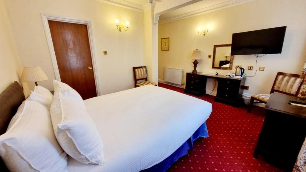 Deluxe Double Room with Bath room - Image 1