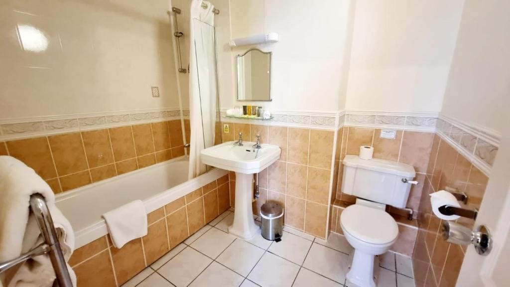 Deluxe Double Room with Bath room - Image 2