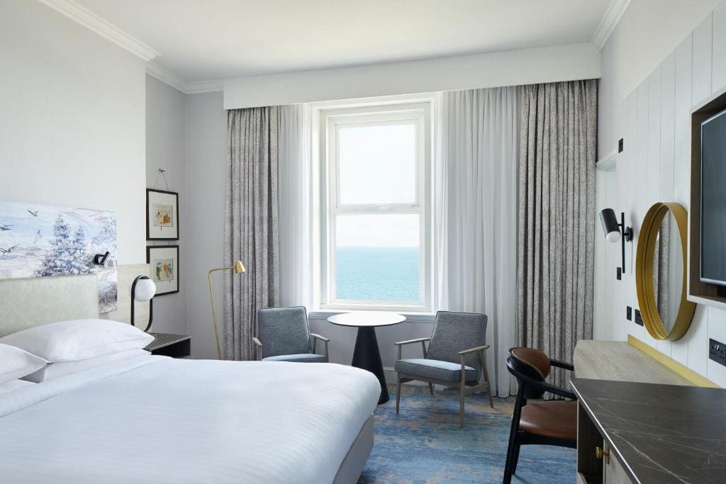 Superior King Room with Sea View room - Image 2