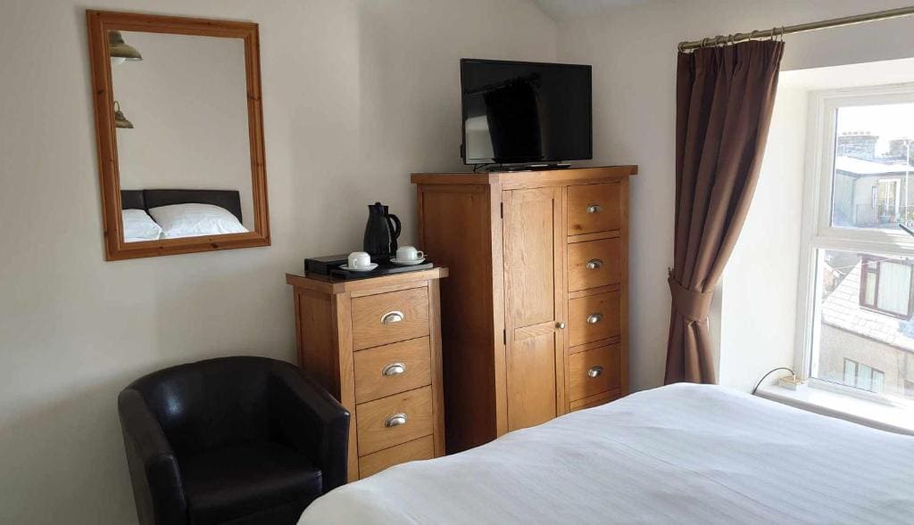 Double Room with Sea and Mountain View room - Image 2