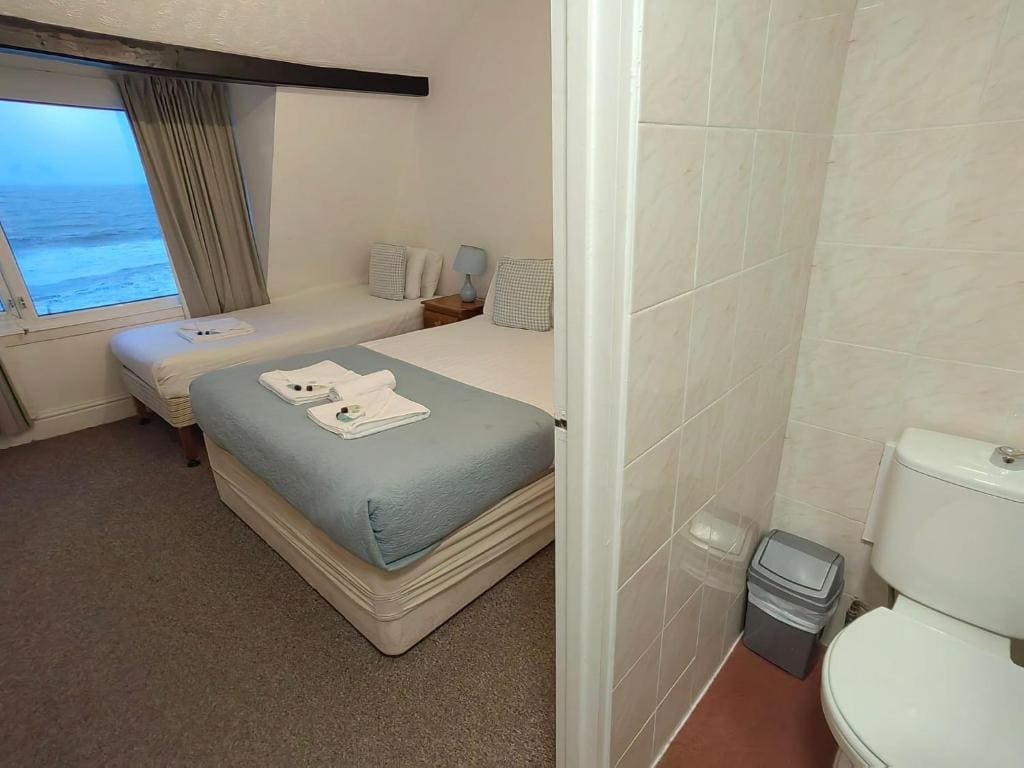 Deluxe Triple Room with Sea View room - Image 3