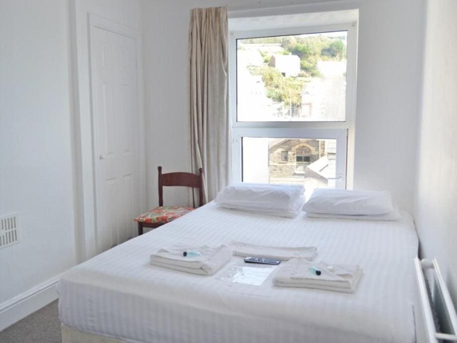 Double Room with Shared Bathroom room - Image 3