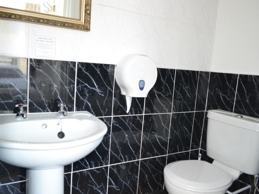 Double Room with Shared Bathroom room - Image 2