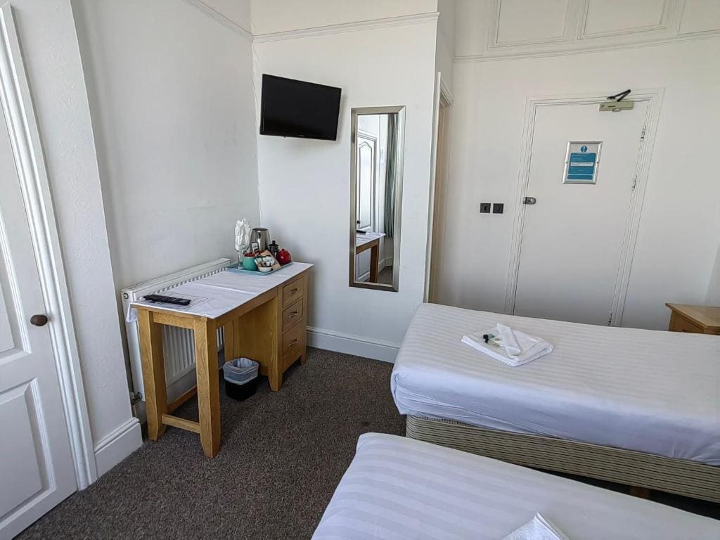 Twin Room with Shower room - Image 3
