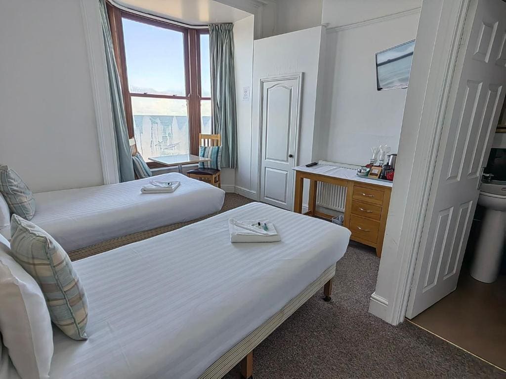 Twin Room with Shower room - Image 2