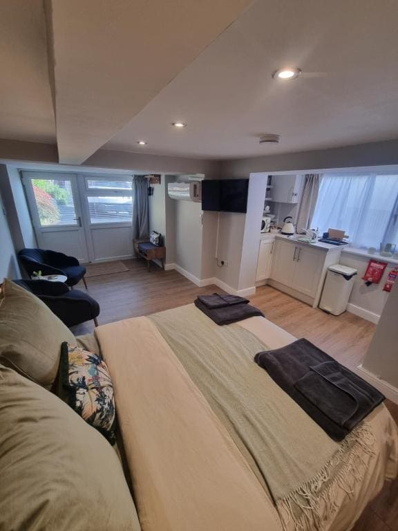 Deluxe Double Room with Shower room - Image 2