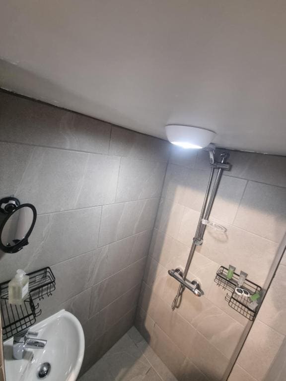 Deluxe Double Room with Shower room - Image 3