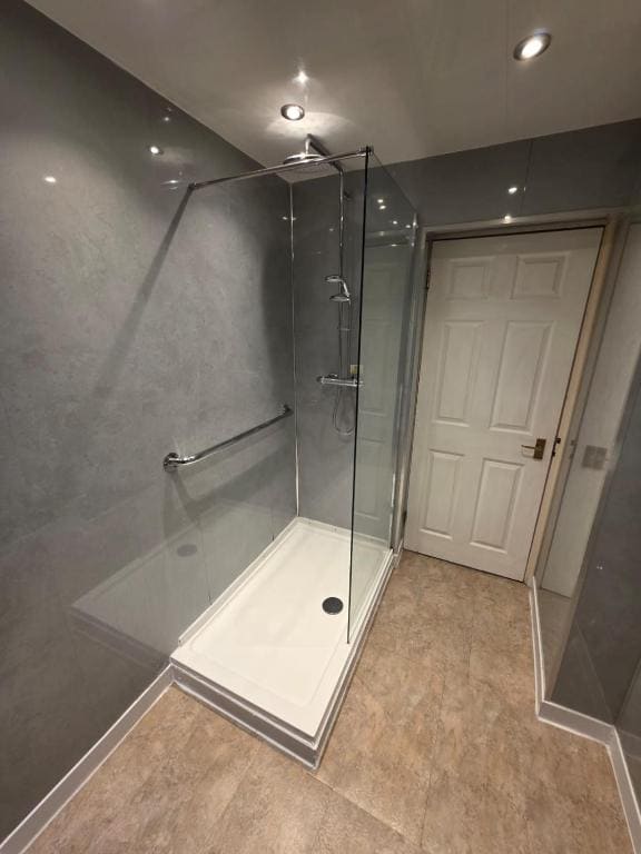 Family Room with Bathroom room - Image 3