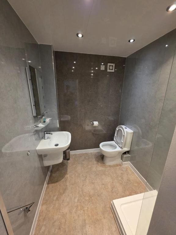 Family Room with Bathroom room - Image 2