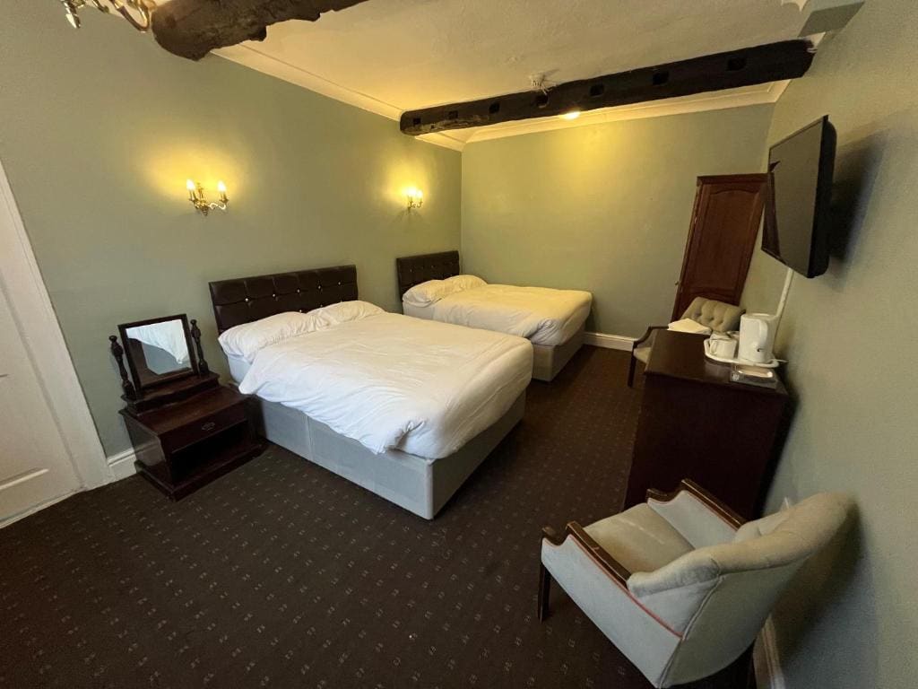 Classic Quadruple Room room - Image 1