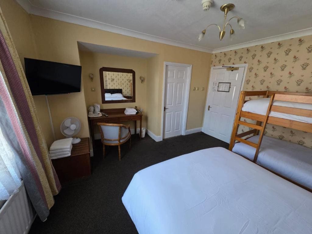 Family Room with Bathroom room - Image 1