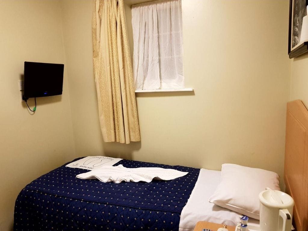 Standard Single with shared Bathroom and toilet room - Image 2