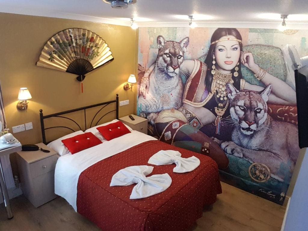 Standard Suite with Private shower and toilet room - Image 2