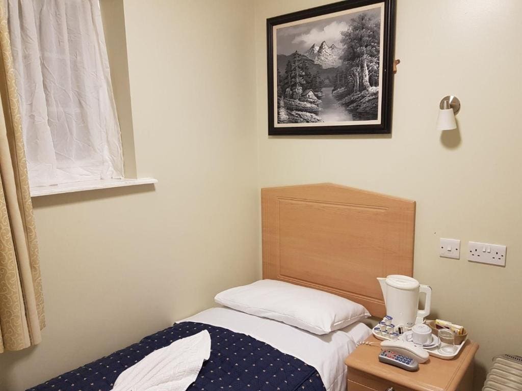 Economy Single Room with Shared Bathroom and Toilet room - Image 2