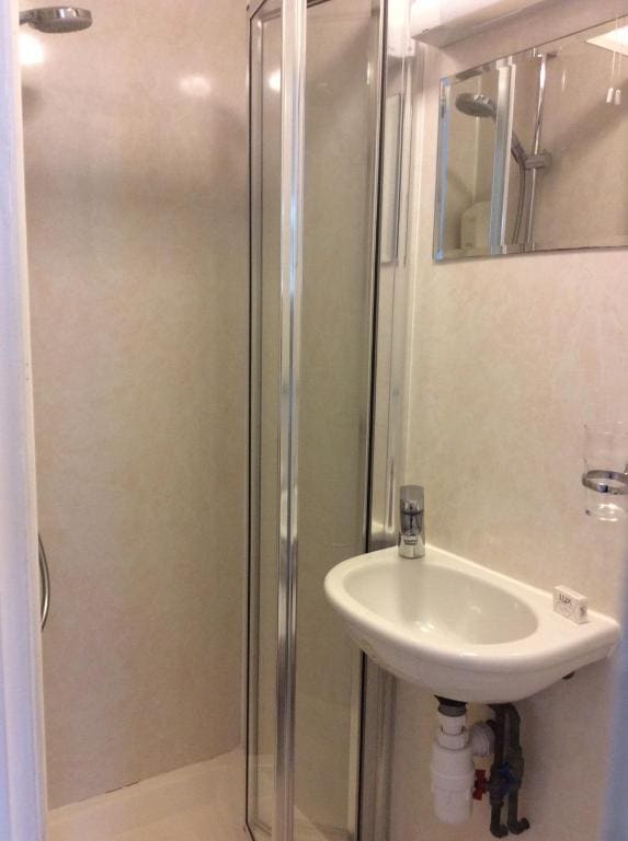Family Room with Private Bathroom room - Image 2