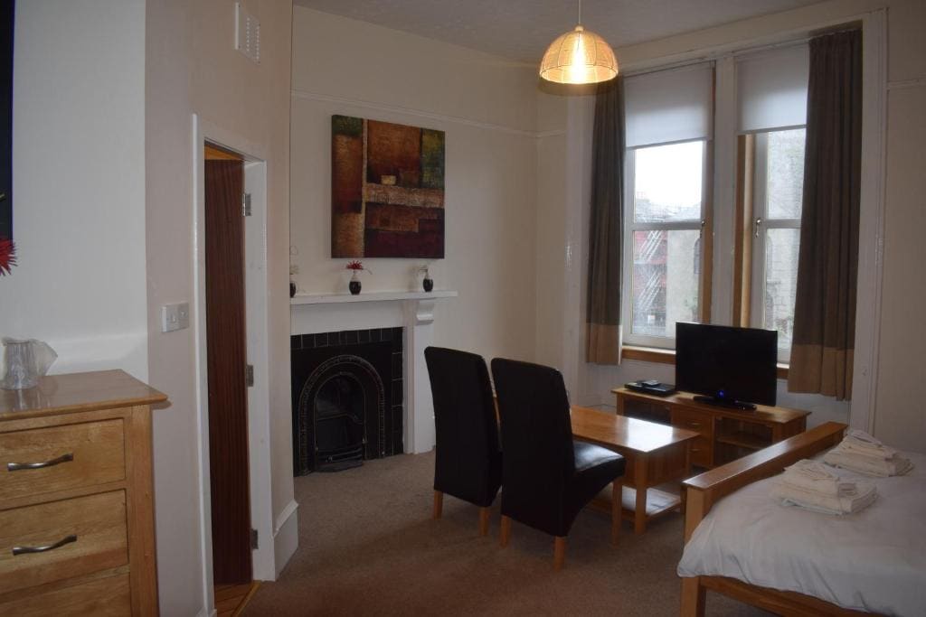 Deluxe Double Room with Shower room - Image 3