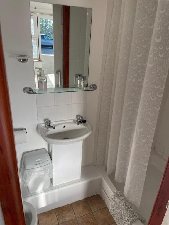 Double Room with Private Bathroom room - Image 2
