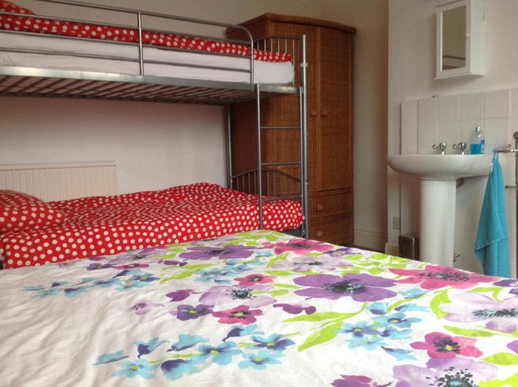 Large Triple Room with Shared Bathroom room - Image 1