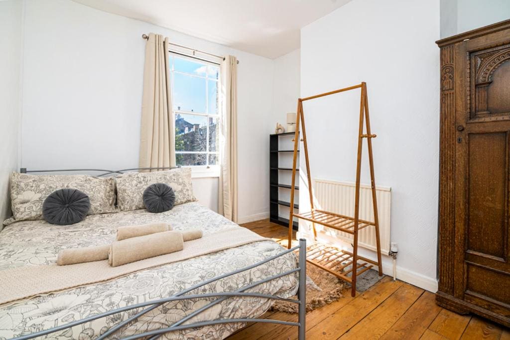 Double Room with Shared Bathroom room - Image 1