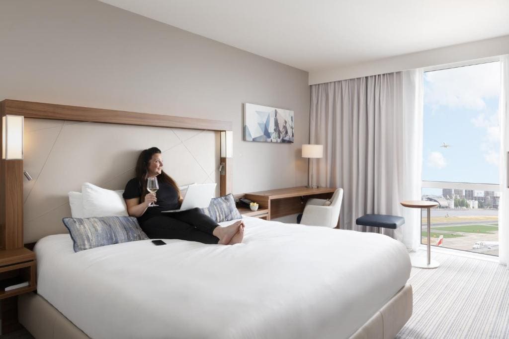 Guest room, 1 King, Runway view room - Image 2