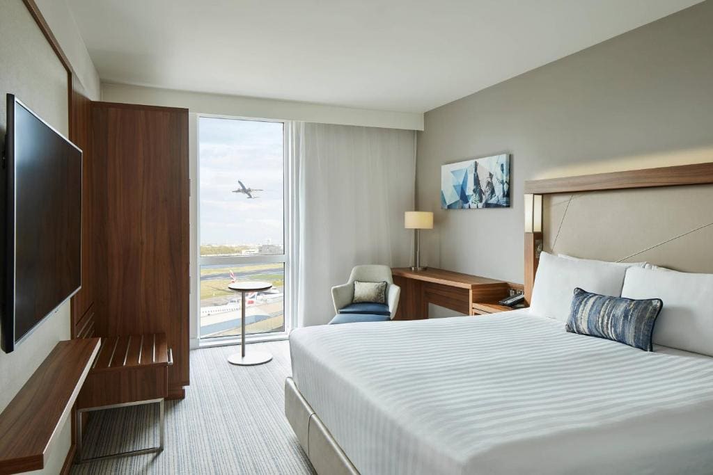 Guest room, 1 King, Runway view room - Image 1