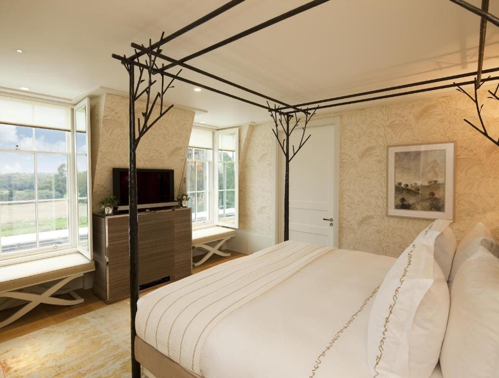 Executive Suite - Main Building room - Image 1