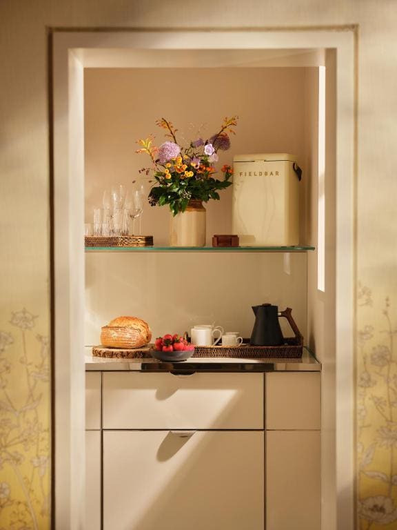 Farmer’s Cottage Suite room - Image 3