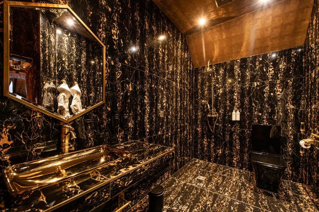 Decadent room - Image 2