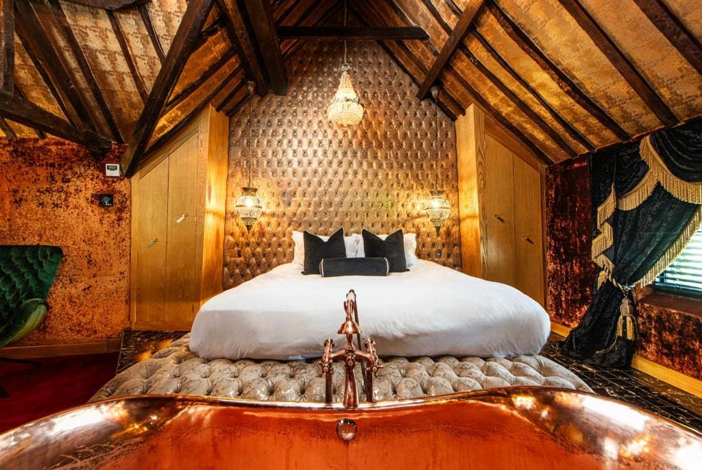 Decadent room - Image 1