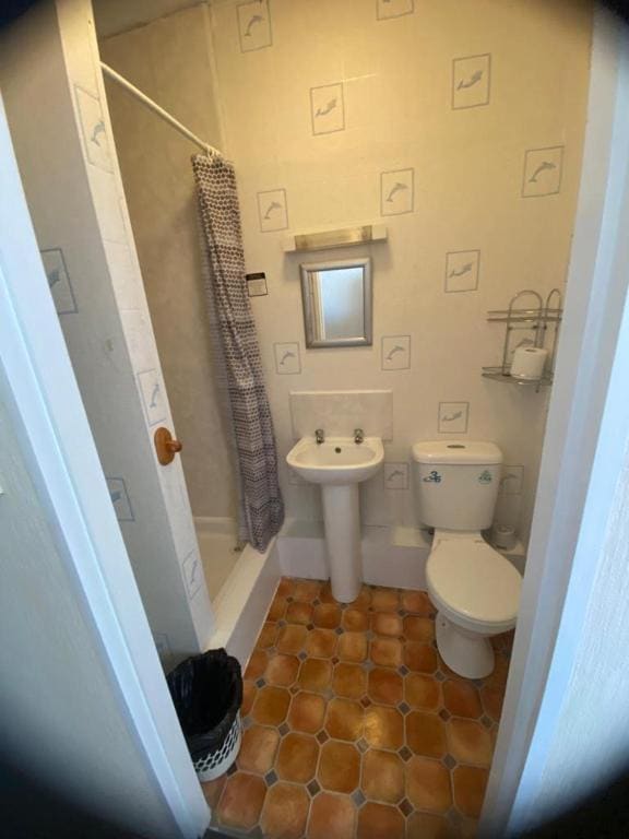 Single Room with Private Bathroom room - Image 2