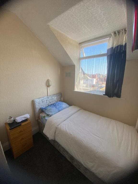 Single Room with Private Bathroom room - Image 1